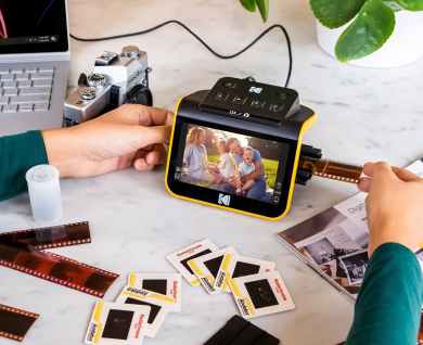 KODAK-SLIDE-N-SCAN-Digital-Film-Scanner-lifestyle.jpg